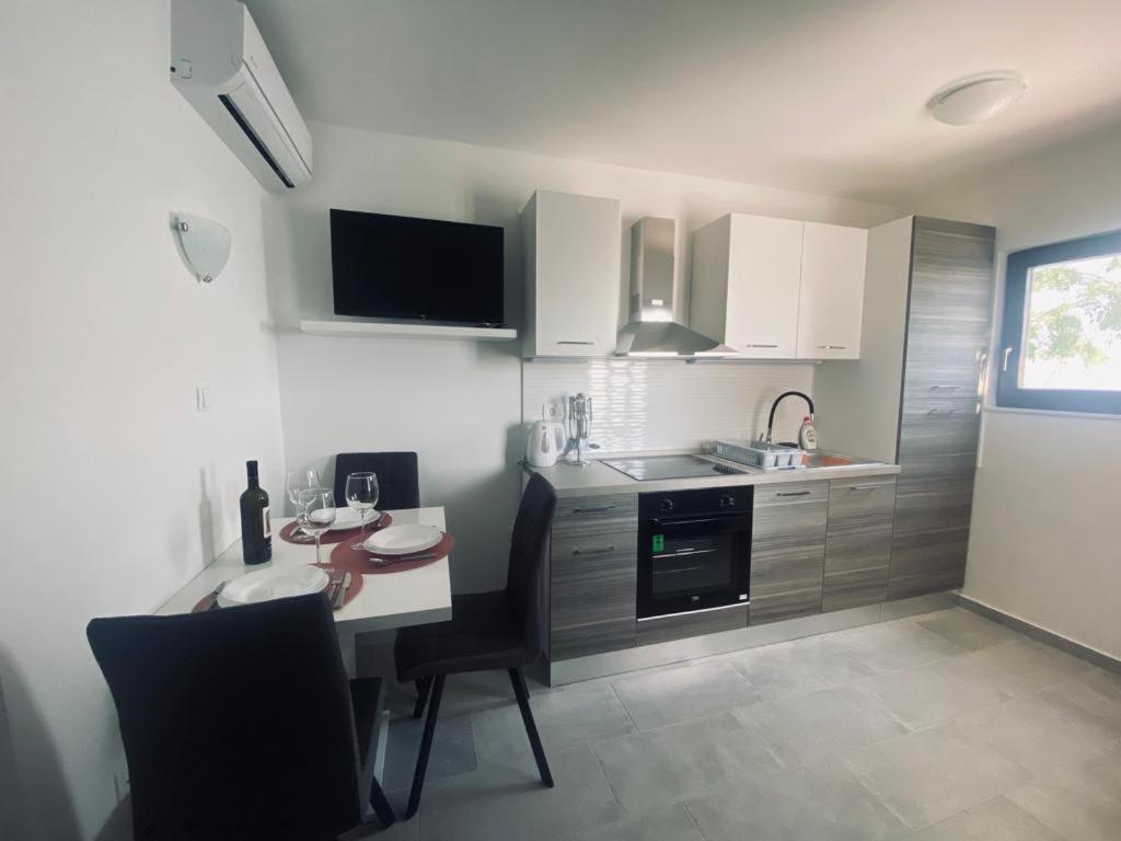 Apartmani Mila Starigrad Paklenica Bagian luar foto