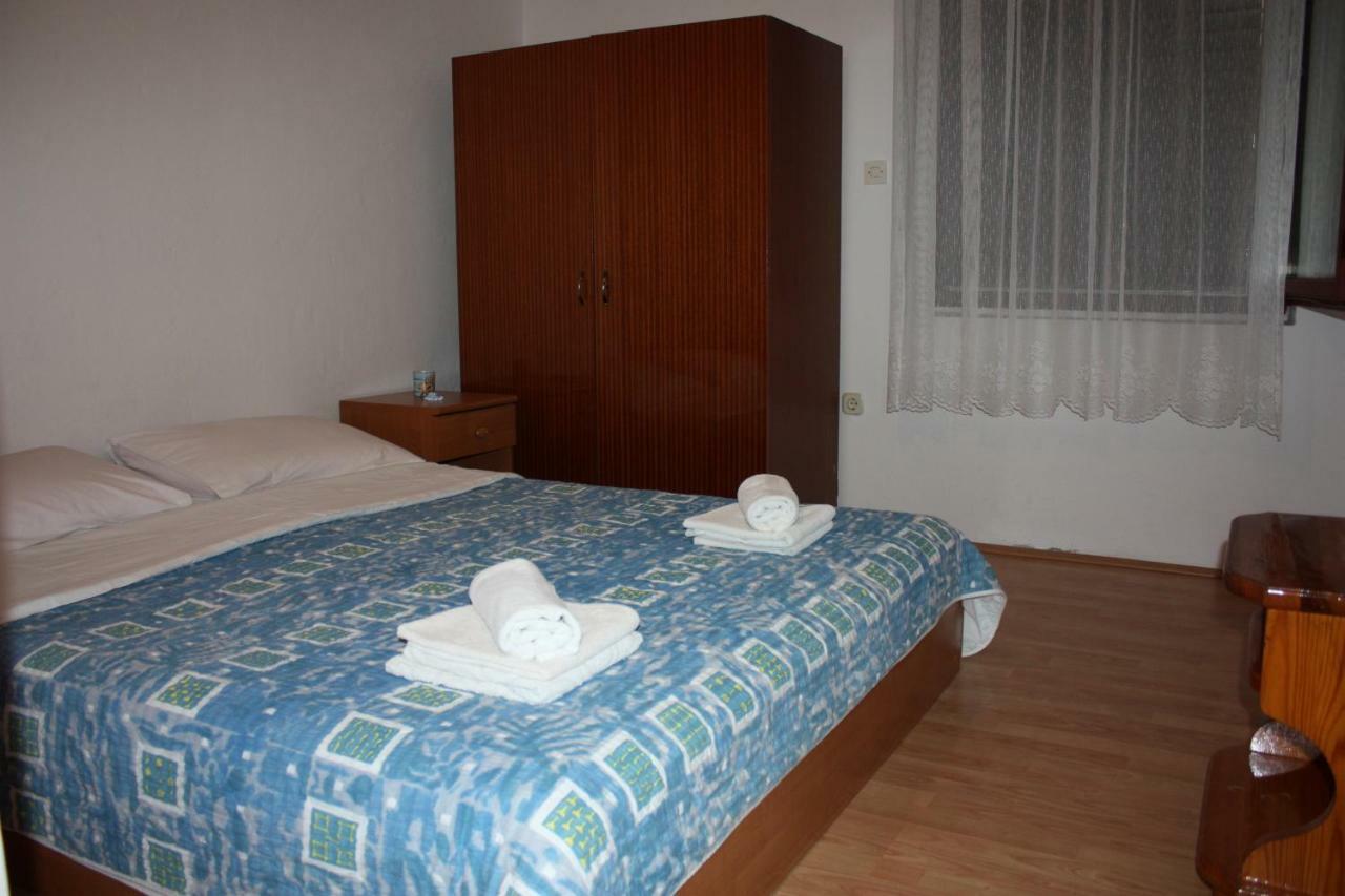 Apartmani Mila Starigrad Paklenica Bagian luar foto